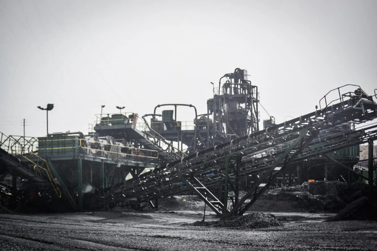 Coal processing plant and conveyor systems at a mine site